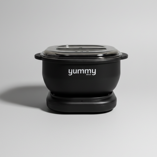Produit "TheMelter" chauffe-cire en silicone anti-adhésif de la marque YummyWax. Ce produit permet de faire fondre la cire d'épilation pour s'épiler à domicile en tant que débutante ou expert, pour tous types de peau y compris les peaux les plus sensibles. 